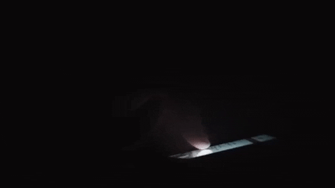 Mexendo no celular no escuro